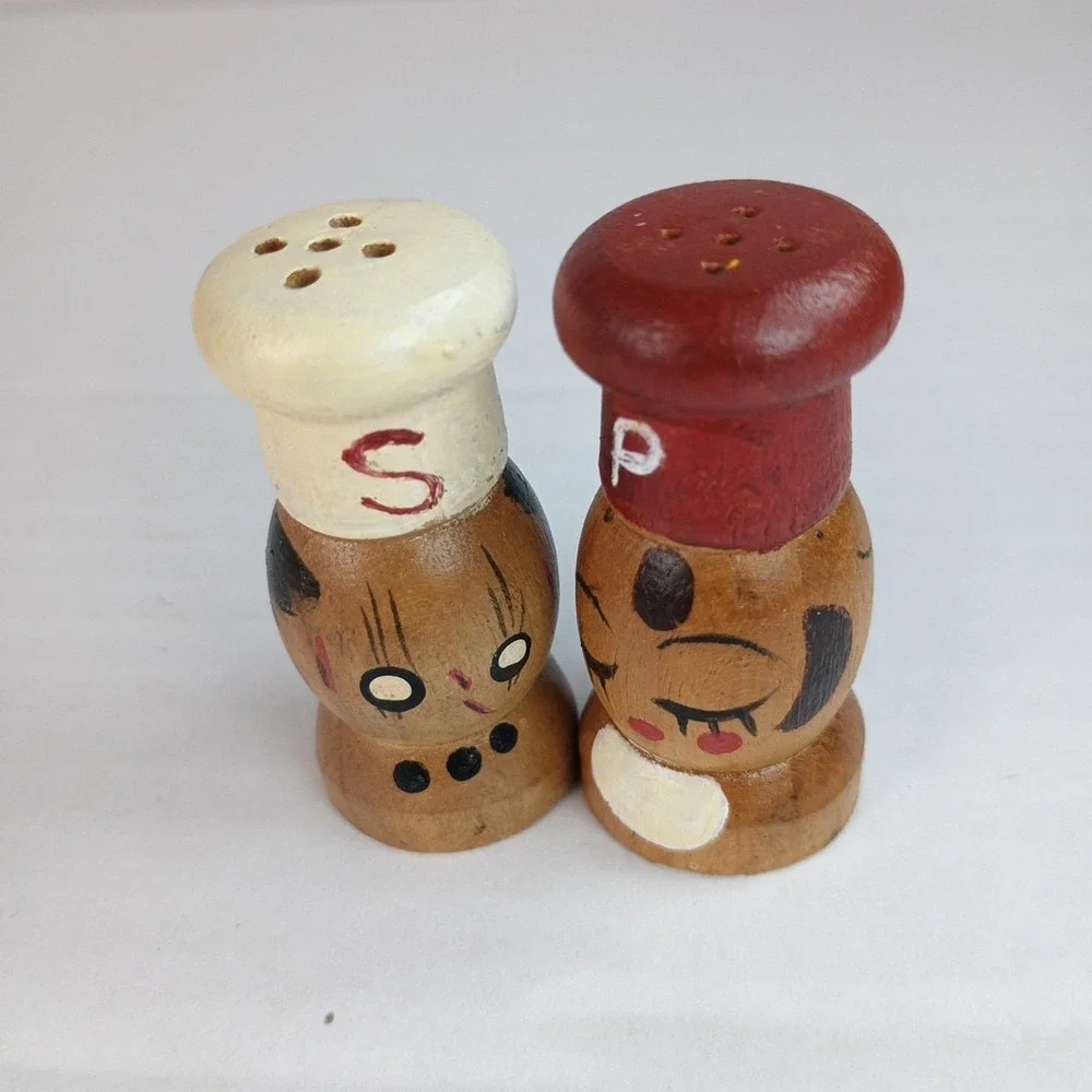 4 Sets Of Vintage Wooden Salt and Pepper Shakers Collectors